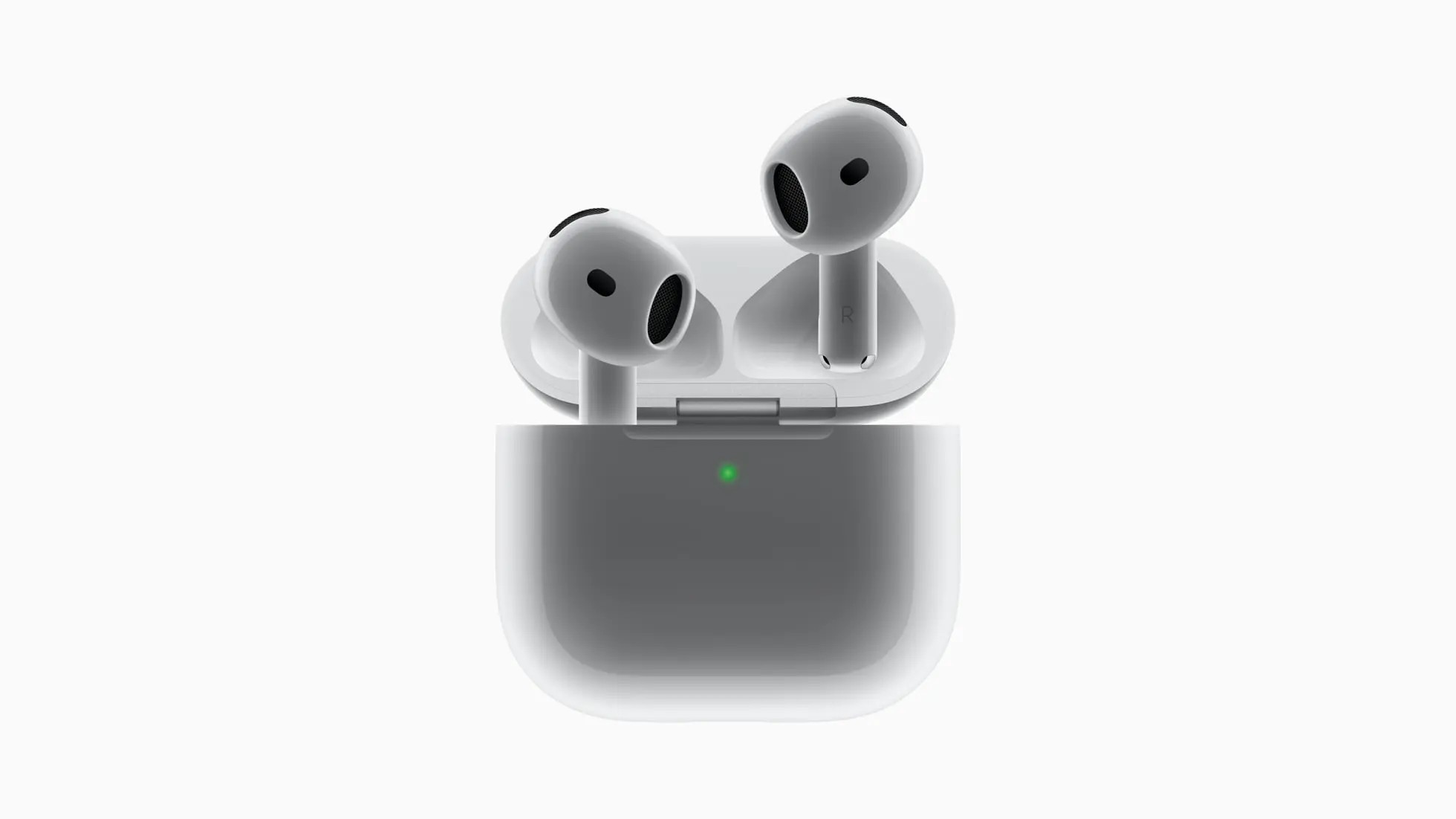 Nahaufnahme der Apple AirPods 4 in ihrer Ladehülle mit geöffnetem Deckel, die das neue Design zeigt